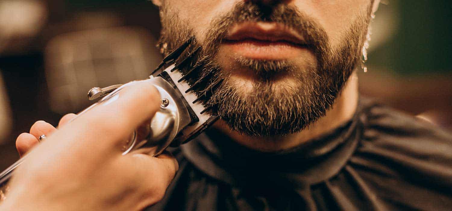 Hombre siendo atendido en una barbería peluquería