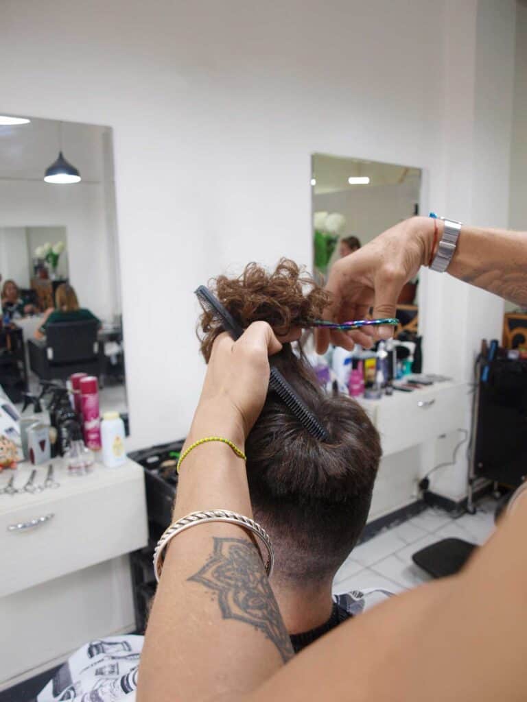 Hombre siendo atendido en barbería