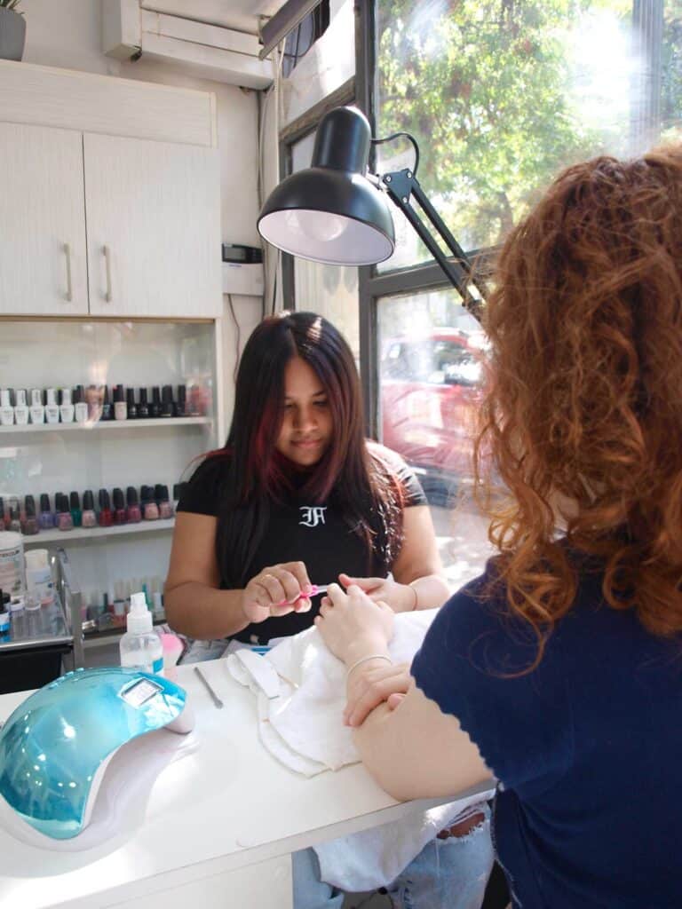 MUJER HACIENDO MANICURE