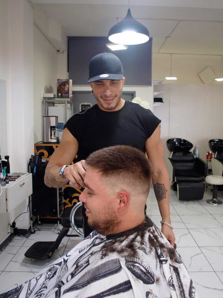 Hombre siendo atendido en barbería